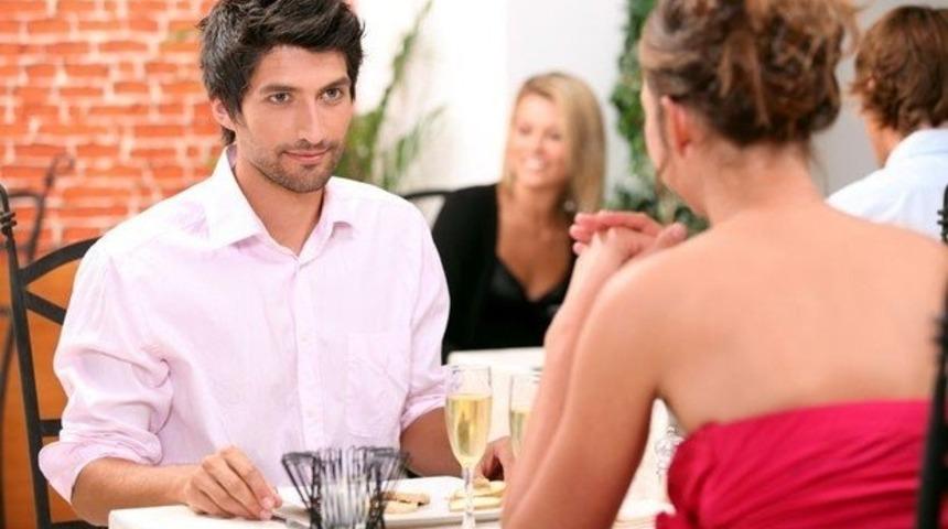 Erkekler Kadınlarla Birlikteyken Daha Fazla Yemek Yiyor!