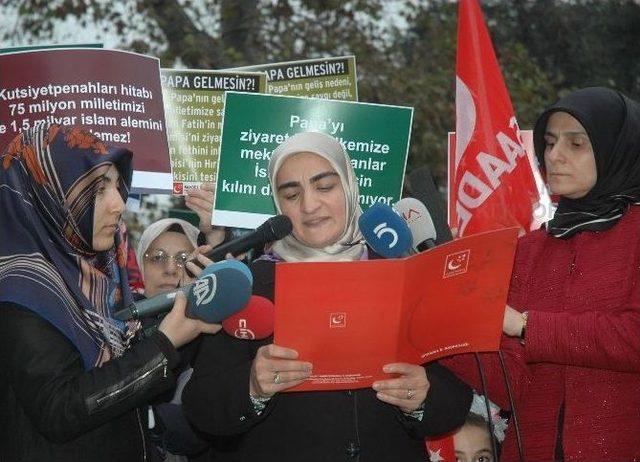 Sp’li Kadınlar Papa’nın Ziyaretini Protesto Etti