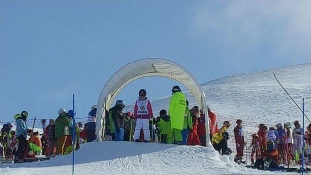 Gediz Belediyesi Sporcuları Snowboard Eleme Yarışmalarında Derece Elde Ettiler