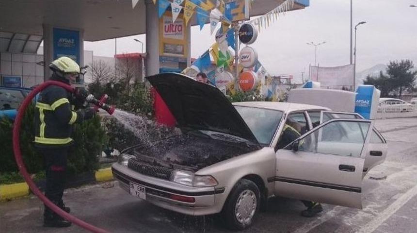 Akaryakıt İstasyonu &Ouml;n&uuml;ndeki Ara&ccedil; Yangını, Paniğe Neden Oldu