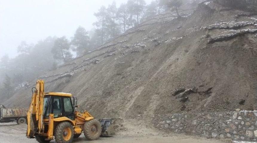 Heyelan Karayolunu Trafiğe Kapattı