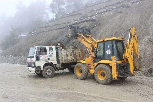 Heyelan Karayolunu Trafiğe Kapattı 1
