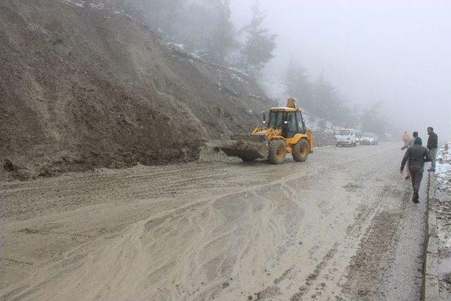 Heyelan Karayolunu Trafiğe Kapattı 2