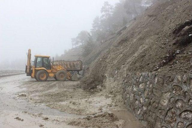 Heyelan Karayolunu Trafiğe Kapattı 3