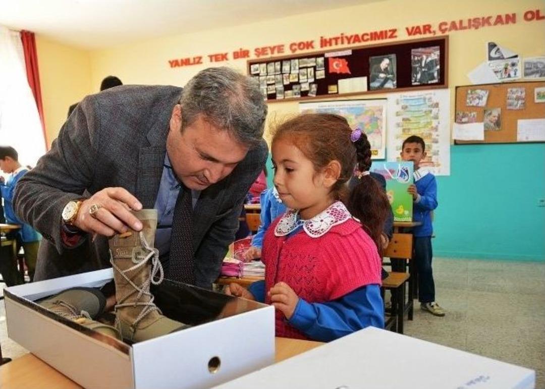 &Ouml;ğrencilere Ayakkabı Yaşlılara Baston