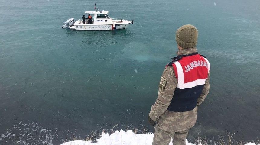 Van G&ouml;l&uuml;&rsquo;ne U&ccedil;an S&uuml;r&uuml;c&uuml;n&uuml;n İmdadına Mehmet&ccedil;ik Yetişti