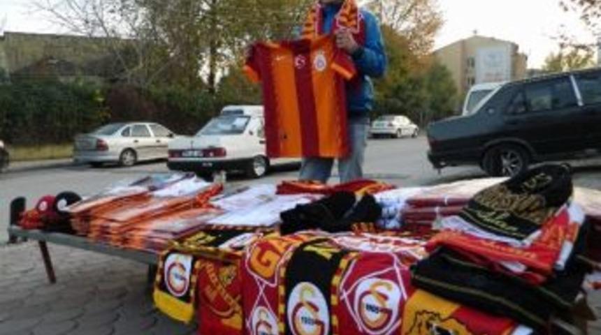 Galatasaray Ma&ccedil;ı &Ouml;ncesi Atkı Ve Bere Satışları Patladı