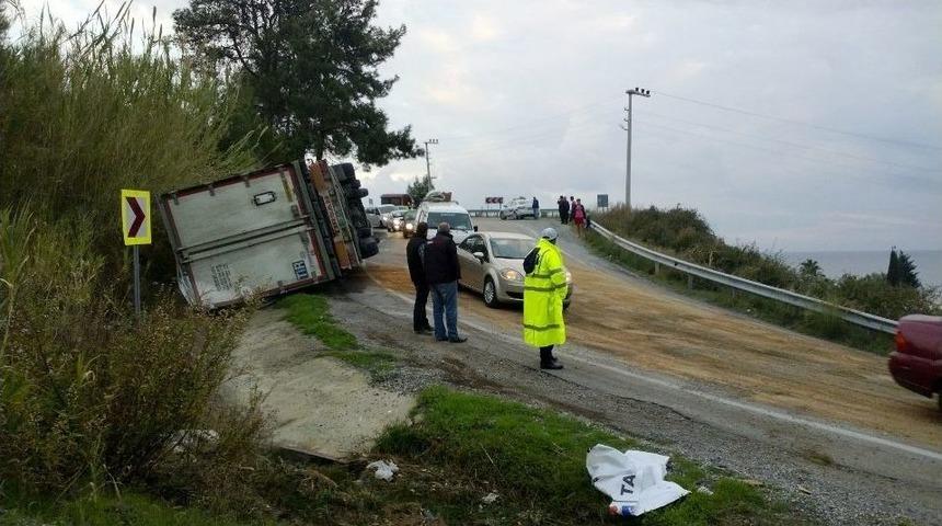 Virajı Alamayan Tır Devrildi, S&uuml;r&uuml;c&uuml; Yaralandı