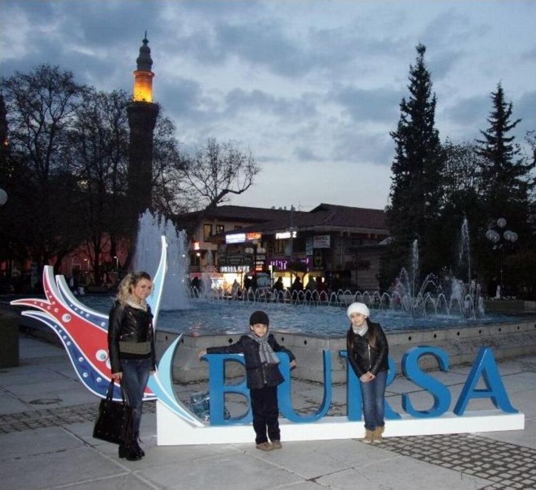 Yeni Logo &Ouml;n&uuml;nde Fotoğraf Kuyruğu