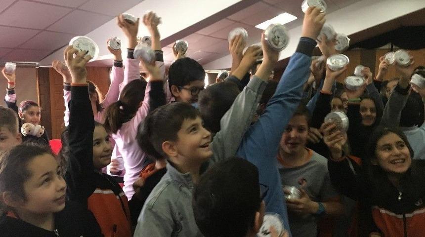 Bayrampaşalı Minikler Sokak Hayvanlarını Elleriyle Besledi