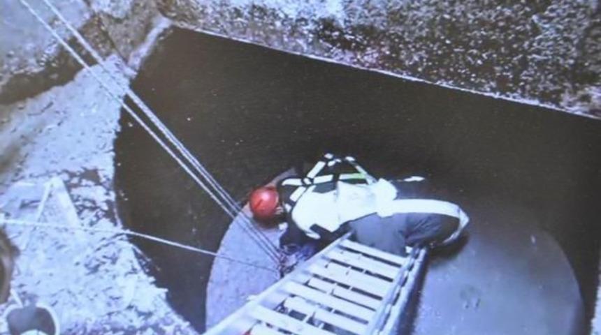 Atık Kağıt Hamur Kazanına D&uuml;şen Iş&ccedil;i &Ouml;ld&uuml;