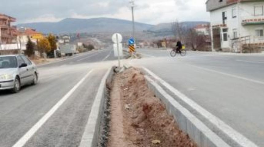 Yol Nedeniyle Her G&uuml;n &Ouml;l&uuml;mle Y&uuml;z Y&uuml;ze Geliyorlar