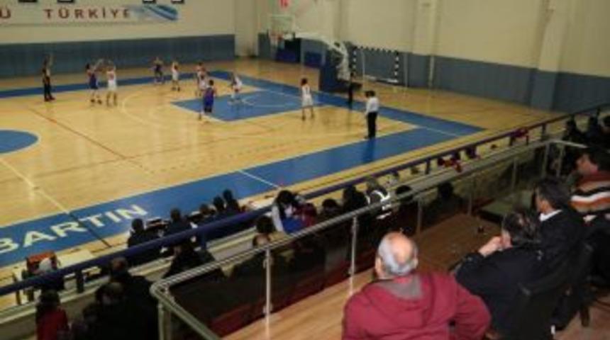 Başkan Akın Basketbol Takımını Yalnız Bırakmadı