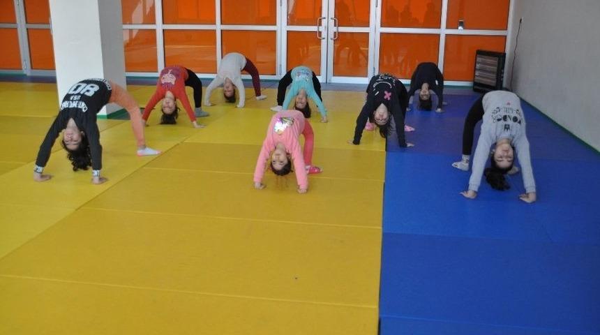 Miniklerden Jimnastik Kursuna Yoğun İlgi