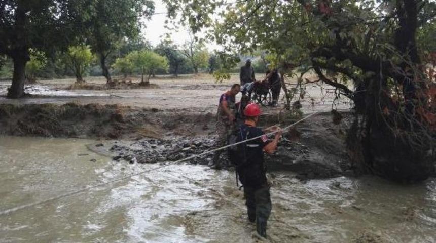 Gelibolu'da Su Baskını; 7 Kişi Mahsur Kaldı  (2)
