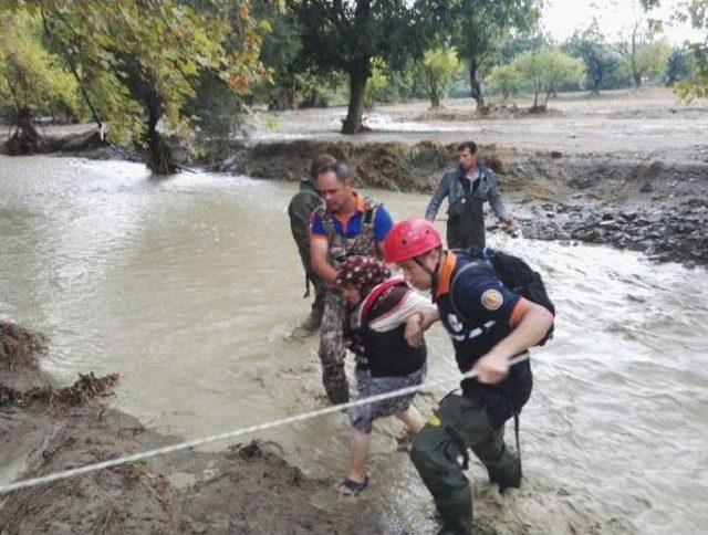 Gelibolu'da Su Baskını; 7 Kişi Mahsur Kaldı  (2)