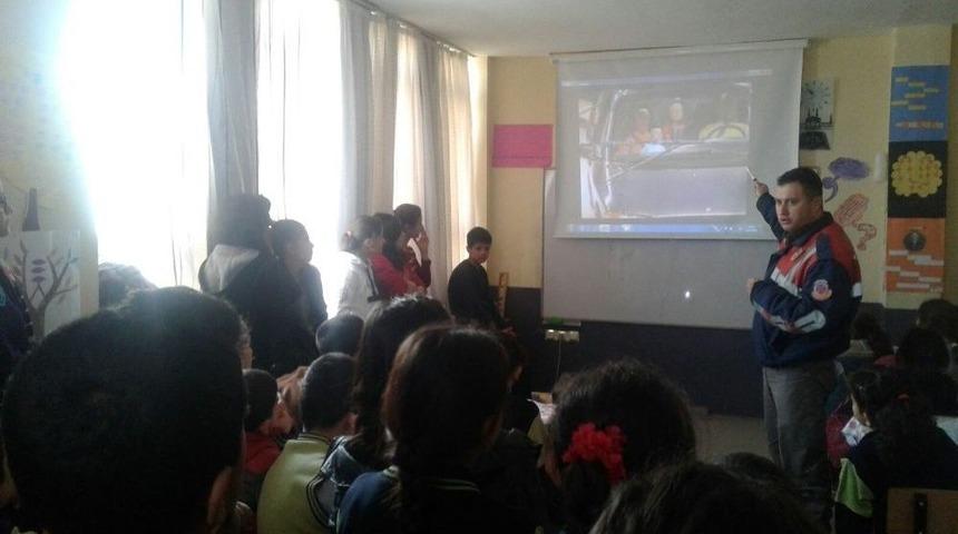 Jandarmadan &Ouml;ğrencilere Trafik Eğitimi