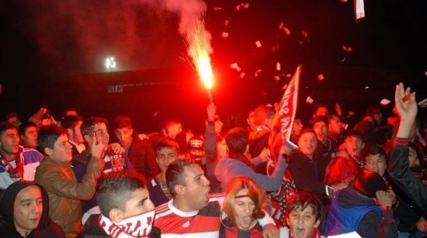 Galatasaray Ve Gaziantepsporlu Futbolcular Stada Girdi