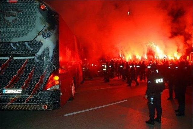 Galatasaray Ve Gaziantepsporlu Futbolcular Stada Girdi 2