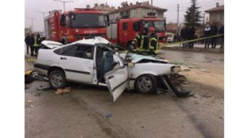 Karaman&rsquo;da Otomobil İle Kamyonet &Ccedil;arpıştı: 1 &Ouml;l&uuml;, 6 Yaralı