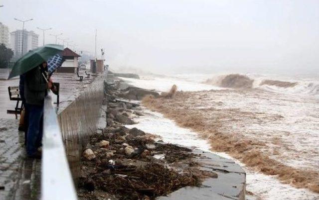 Antalya da Fırtına Ve Yağmur Yaşamı Fel&ccedil; Etti, Okullar Tatil Edildi (10) 1