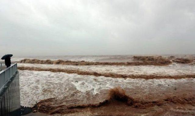 Antalya da Fırtına Ve Yağmur Yaşamı Fel&ccedil; Etti, Okullar Tatil Edildi (10) 2
