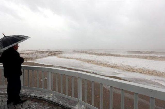 Antalya da Fırtına Ve Yağmur Yaşamı Fel&ccedil; Etti, Okullar Tatil Edildi (10) 3