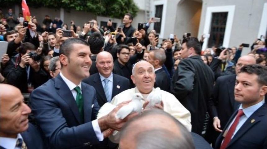 Papa &ldquo;barış G&uuml;vercini&rdquo; U&ccedil;urdu