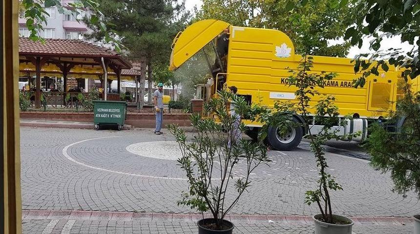 Vezirhan&rsquo;da &Ccedil;&ouml;p Konteynırları Temizleniyor