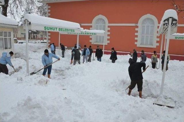 Şuhut Belediyesi’nin Kar Temizleme Çalışmaları