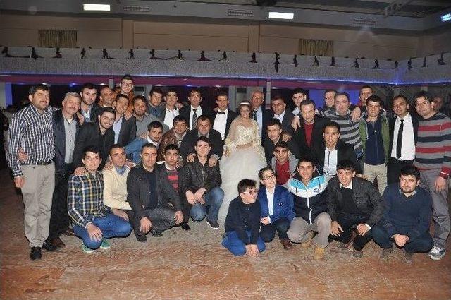 İşitme Engelli Arkadaşları Ekener &Ccedil;iftini Yalnız Bırakmadı 1