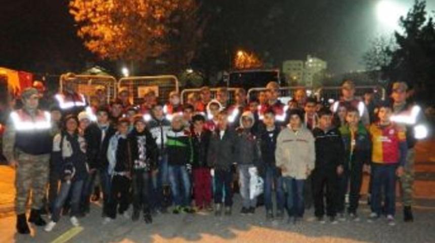 (&ouml;zel Haber) Jandarma, K&ouml;ylerdeki Başarılı &Ouml;ğrencileri Galatasaray Ma&ccedil;ına G&ouml;t&uuml;rd&uuml;