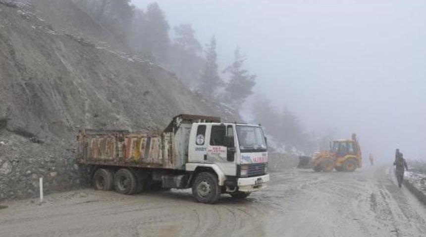 Denizli'de Kar Ve Şiddetli R&uuml;zgar Hayatı Olumsuz Etkiliyor (2)