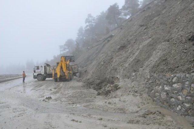 Denizli'de Kar Ve Şiddetli Rüzgar Hayatı Olumsuz Etkiliyor (2)