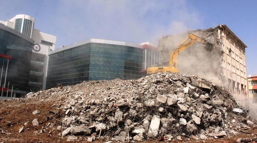 Eski Emniyet Binası Yıkılıyor