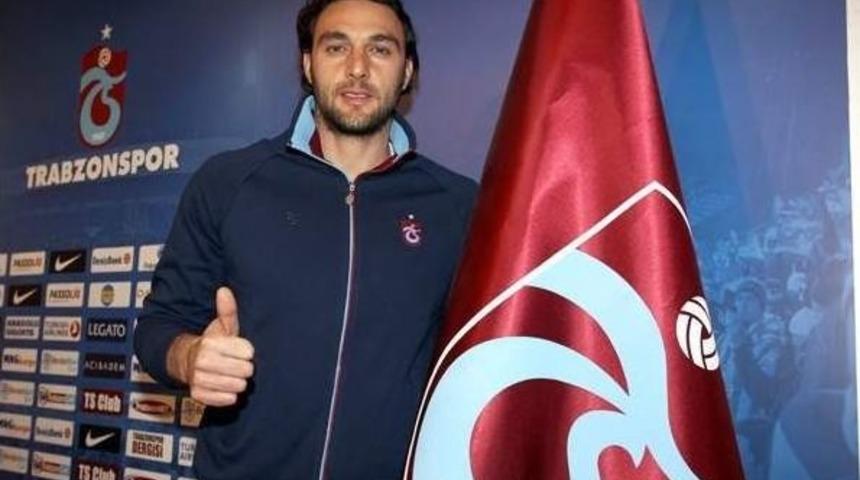 Trabzonspor Kaleci Hakan Arıkan&rsquo;a İmza Attırdı