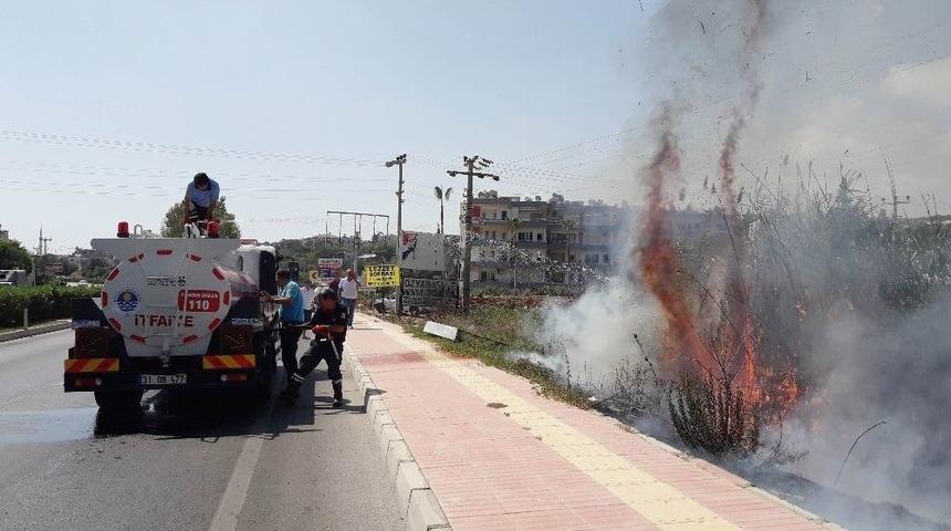 Erdemli&rsquo;de Yol Kenarında &Ccedil;ıkan Yangın Telefon Hatlarını Yaktı