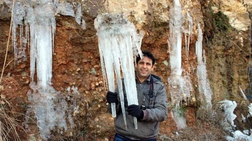 Dondurucu Soğuklar Buz Sa&ccedil;akları Oluşturdu