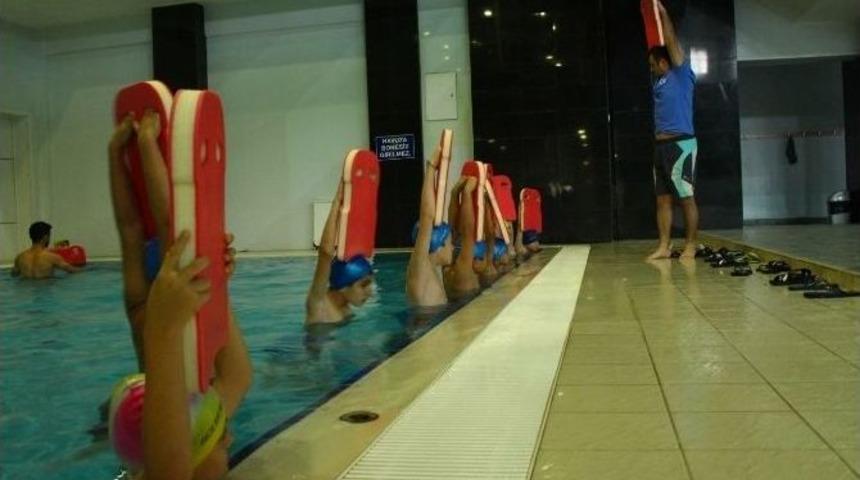 Koruma Altındaki &Ccedil;ocuklara Y&uuml;zme Kursu
