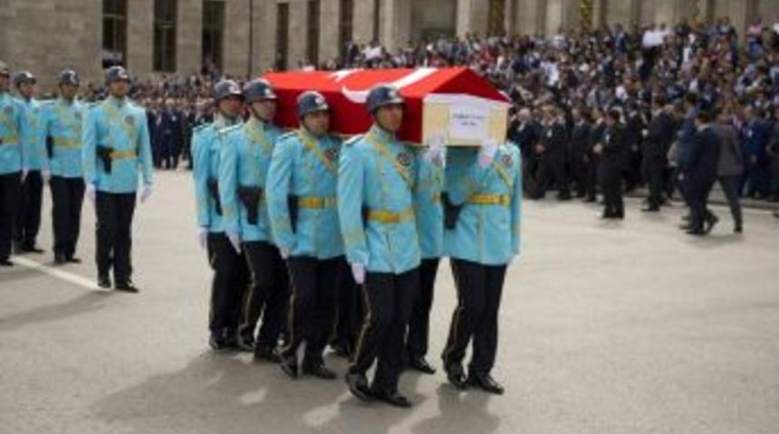 Ak Parti Gaziantep Milletvekili Abd&uuml;kadir Y&uuml;ksel İ&ccedil;in Tbmm&rsquo;de T&ouml;ren D&uuml;zenlendi