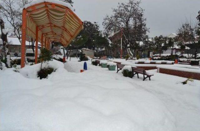 Yoğun Kar Yağışı Eşme nin Ulaşımını Fel&ccedil; Etti 1