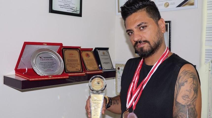 Diyarbakır&rsquo;da Berberdi, Şimdi D&uuml;nyaya G&uuml;zellik Eğitimi Veriyor