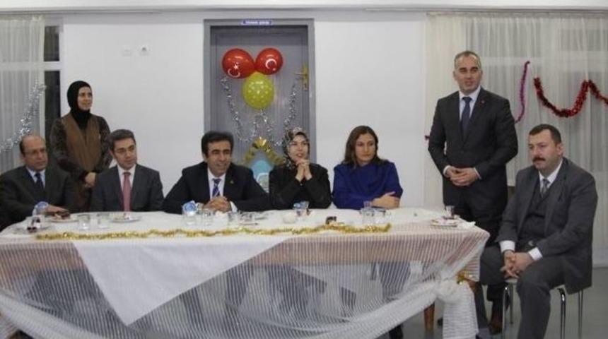 Vali G&uuml;zeloğlu &Ccedil;ocuklara S&uuml;rpiz Yaptı