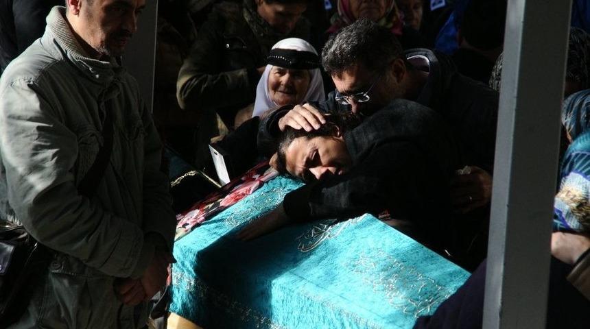 &Uuml;niversite &Ouml;ğrencisi Hazal Aky&uuml;rek Son Yolculuğuna Uğurlandı