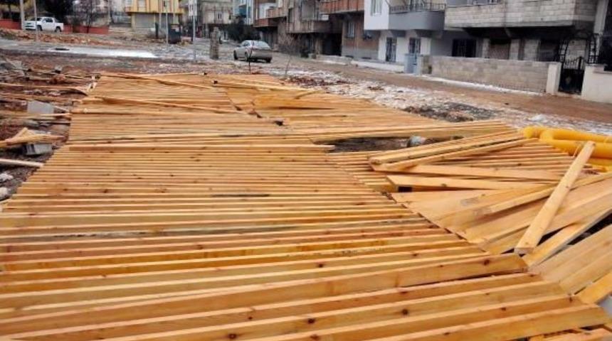 Gaziantep&rsquo;Te &Ccedil;&ouml;ken Kameriyenin Altında Kalan Iş&ccedil;i Yaralandı