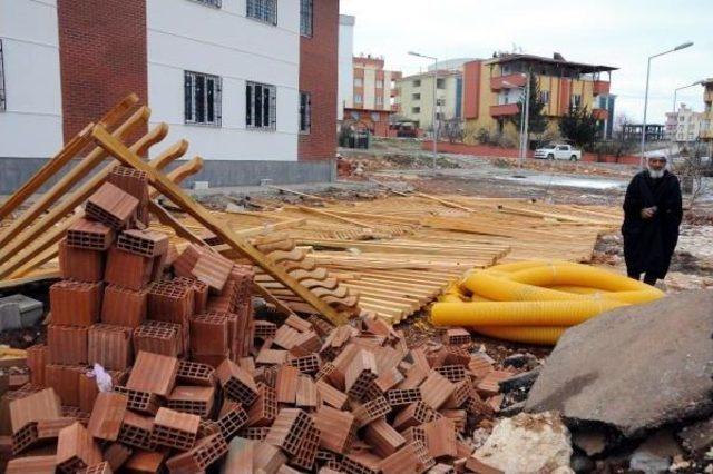 Gaziantep’Te Çöken Kameriyenin Altında Kalan Işçi Yaralandı