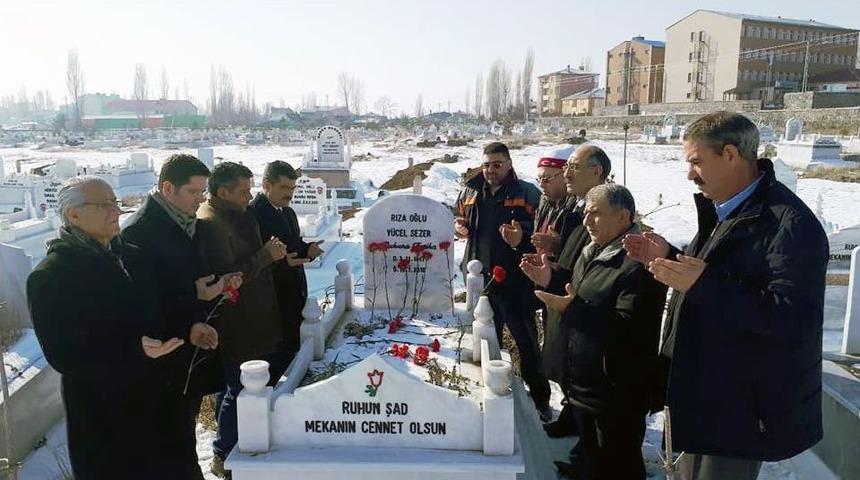 Gazeteci Y&uuml;cel Sezer, Vefatının İkinci Yıld&ouml;n&uuml;m&uuml;nde Anıldı