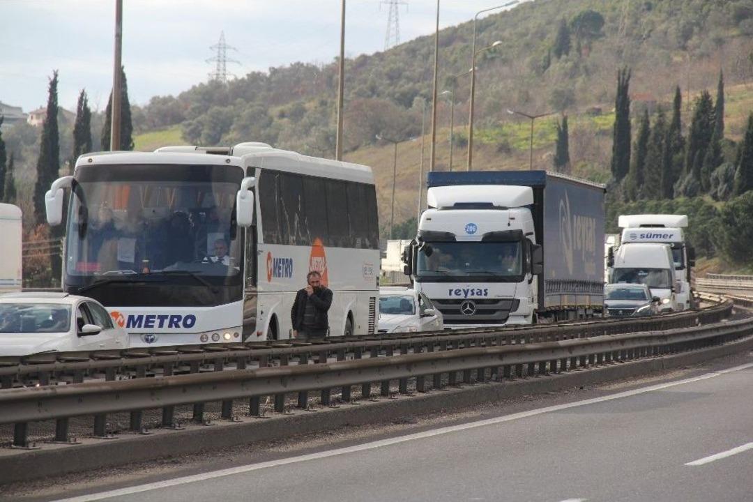 Tem&rsquo;de 12 Ara&ccedil; Birbirine Girdi, 10 Kilometre Kuyruk Oluştu