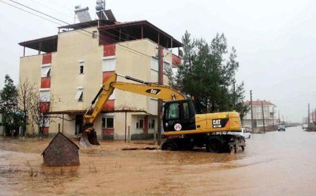 Antalya'da Fırtına Ve Yağmur Yaşamı Felç Etti, Okullar Tatil Edildi (11)