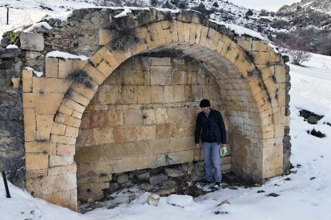 G&uuml;m&uuml;şhane&rsquo;de Ecdat Yadigarı &Ccedil;eşme Onarım Bekliyor